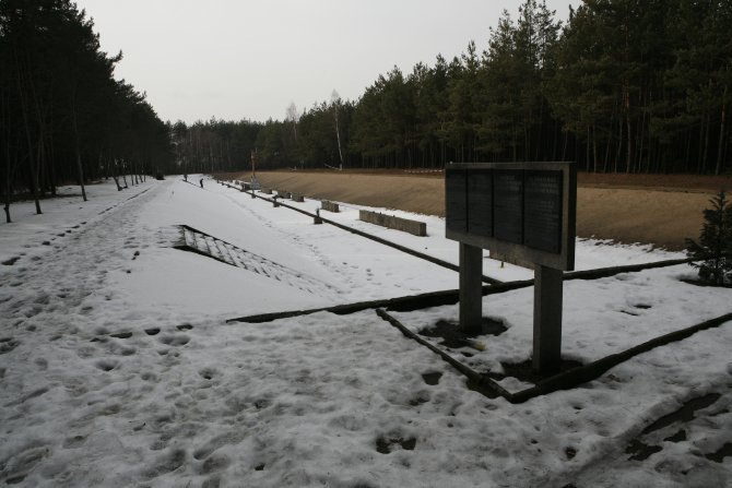 013_Mniszek_Mass Grave.jpg